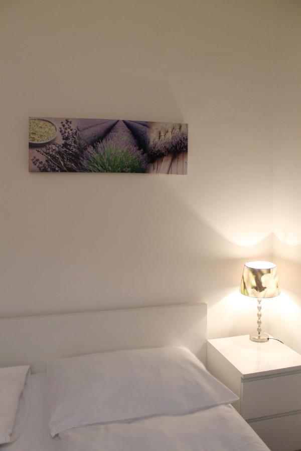 Modern Apartment Ve Smeckach 28 ปราก ภายนอก รูปภาพ